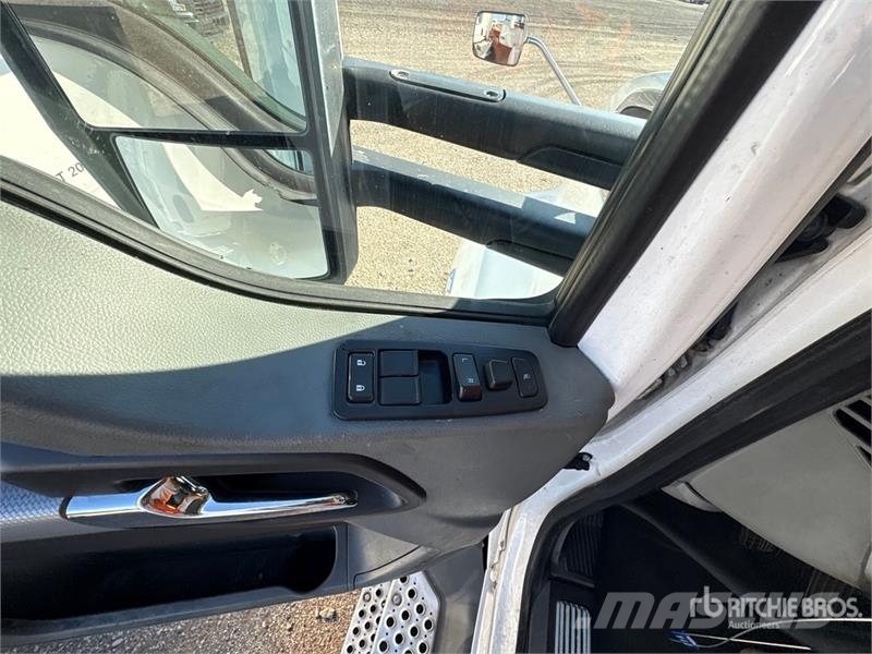 Kenworth T680 4x2 S/A Day Cab Truck Tractor Tractor Units