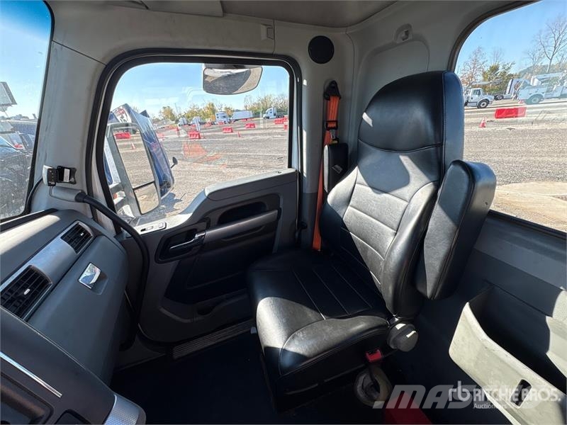 Kenworth T680 4x2 S/A Day Cab Truck Tractor Tractor Units