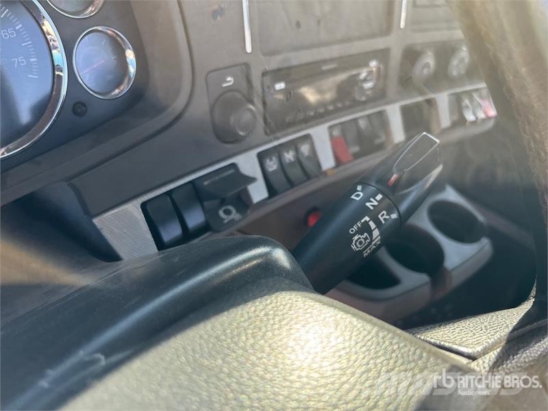 Kenworth T680 4x2 S/A Day Cab Truck Tractor Vlačilci