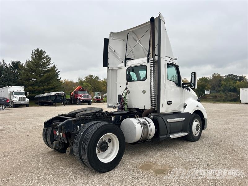 Kenworth T680 4x2 S/A Day Cab Truck Tractor Tegljači