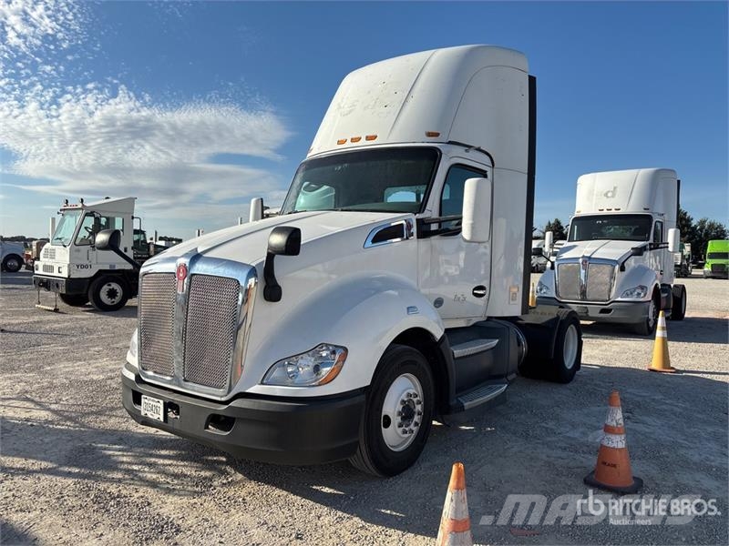 Kenworth T680 4x2 S/A Day Cab Truck Tractor Vlačilci