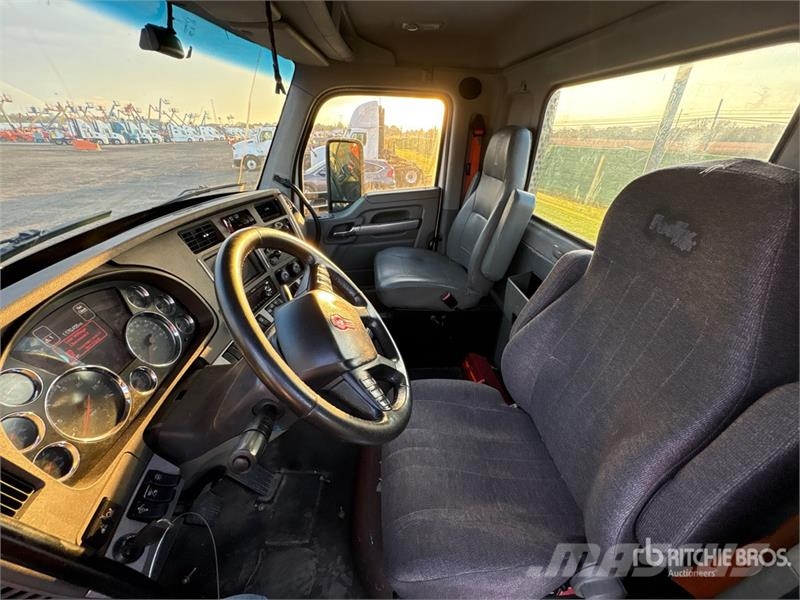 Kenworth T680 4x2 S/A Day Cab Truck Tractor Влекачи