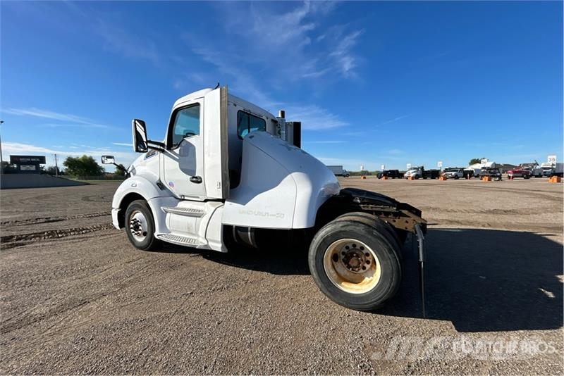 Kenworth T680 4x2 S/A Day Cab Truck Tractor Vlačilci