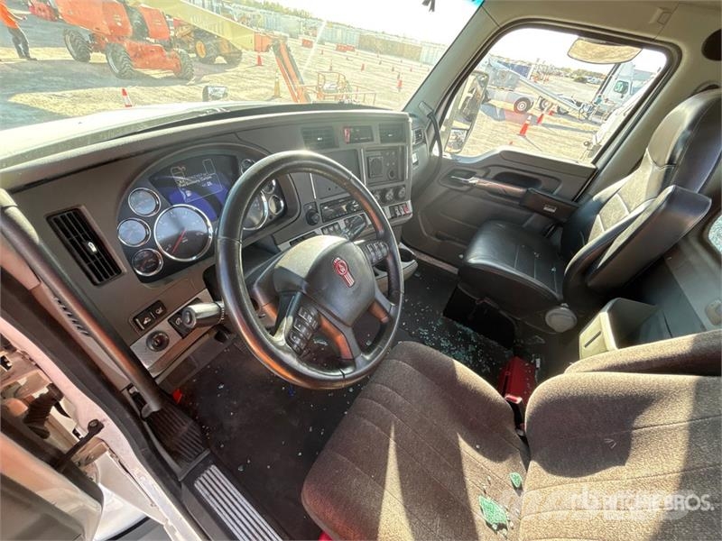 Kenworth T680 4x2 S/A Day Cab Truck Tractor Vlačilci