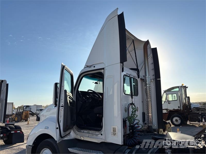 Kenworth T680 4x2 S/A Day Cab Truck Tractor Vlačilci