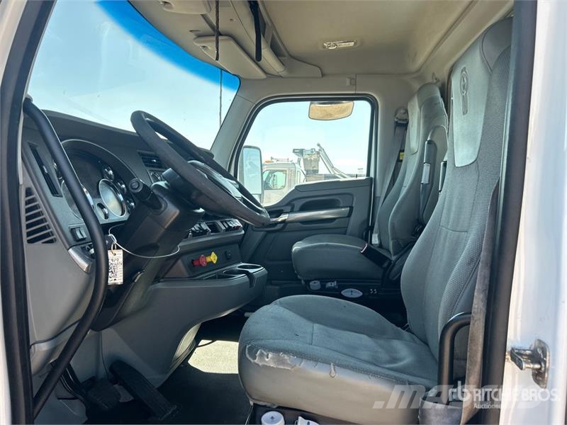 Kenworth T680 6x4 T/A Day Cab Truck Tractor Влекачи