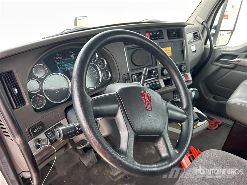 Kenworth T680 6x4 T/A Day Cab Truck Tractor Trekkvogner