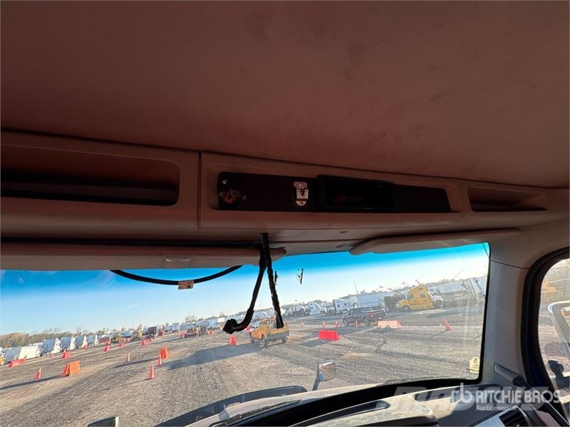 Kenworth T680 6x4 T/A Day Cab Truck Tractor Vilcēji