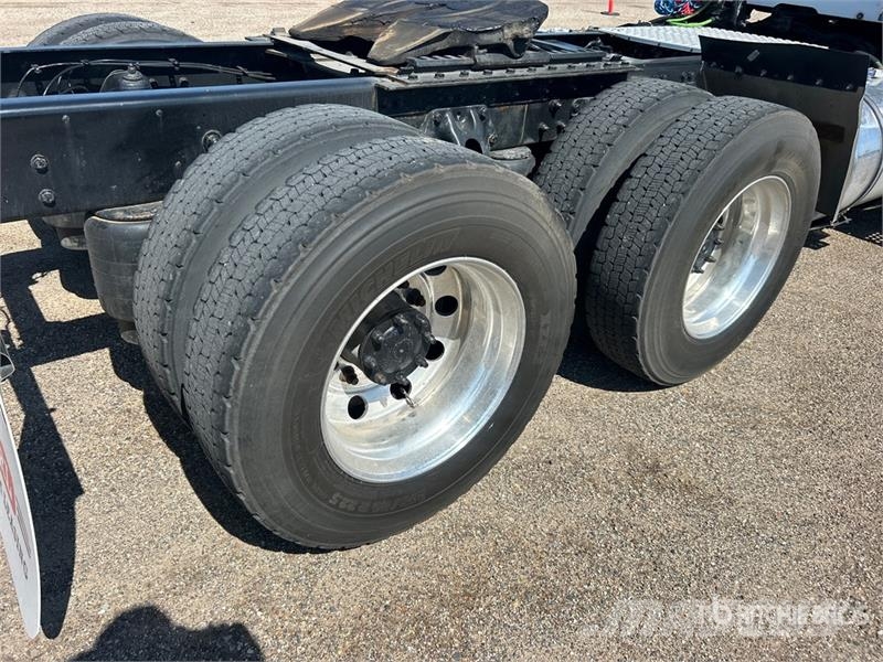 Kenworth T680 6x4 T/A Day Cab Truck Tractor Влекачи