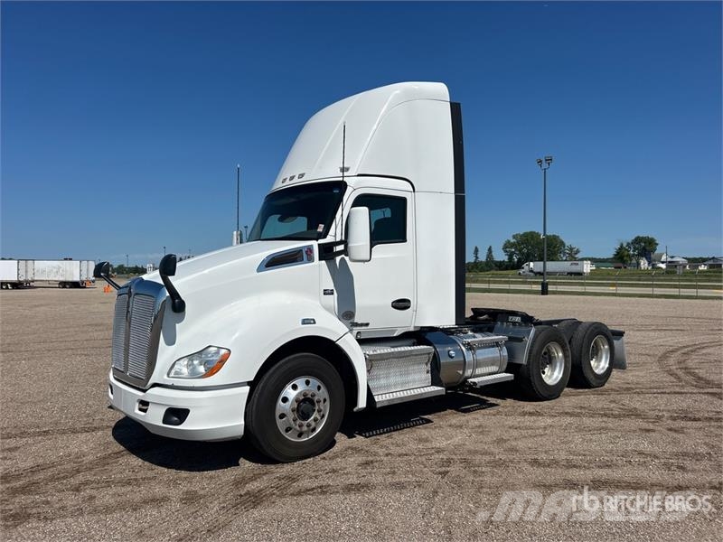 Kenworth T680 6x4 T/A Day Cab Truck Tractor Влекачи