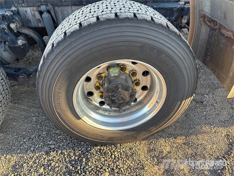 Kenworth T680 6x4 T/A Day Cab Truck Tractor Vilcēji