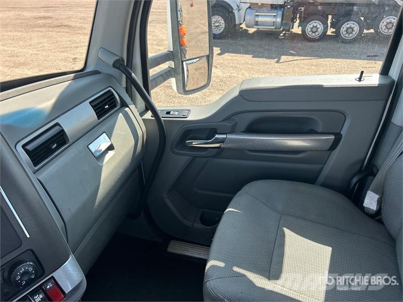 Kenworth T680 6x4 T/A Day Cab Truck Tractor Влекачи