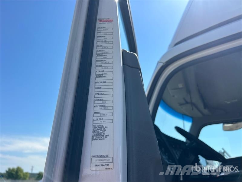 Kenworth T680 6x4 T/A Day Cab Truck Tractor Влекачи