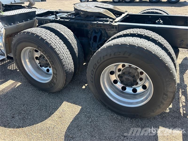 Kenworth T680 6x4 T/A Day Cab Truck Tractor Влекачи