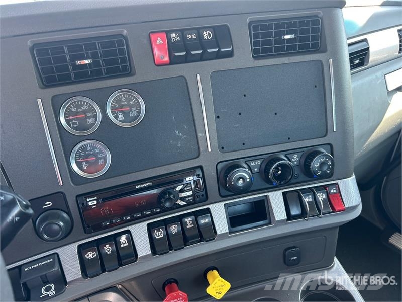 Kenworth T680 6x4 T/A Day Cab Truck Tractor Влекачи