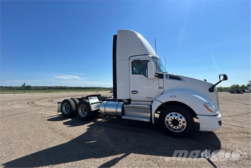 Kenworth T680 6x4 T/A Day Cab Truck Tractor Влекачи