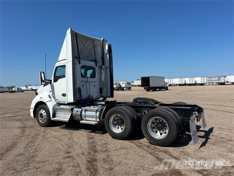 Kenworth T680 6x4 T/A Day Cab Truck Tractor Влекачи
