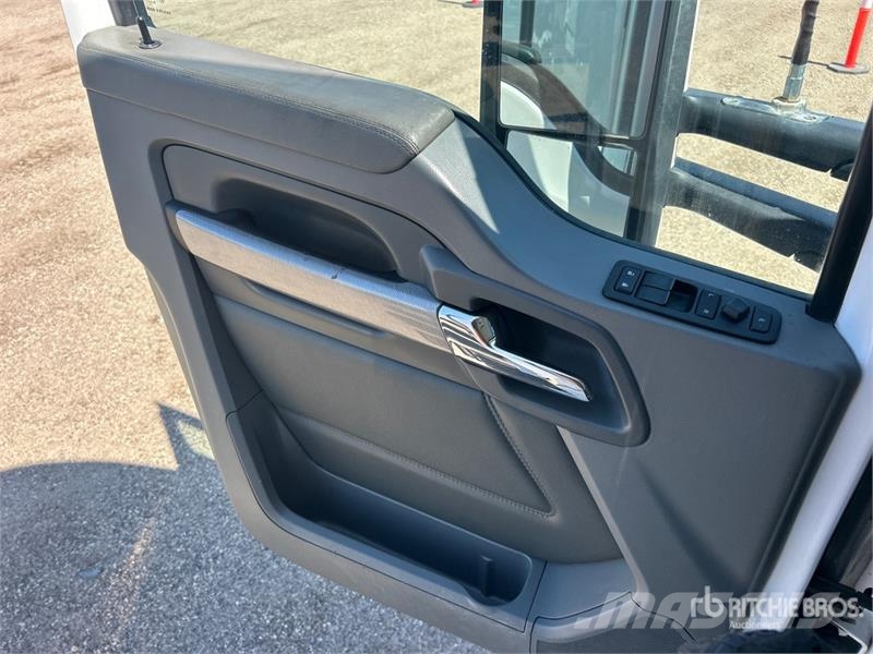 Kenworth T680 6x4 T/A Day Cab Truck Tractor Влекачи