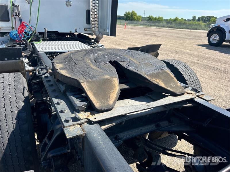 Kenworth T680 6x4 T/A Day Cab Truck Tractor Влекачи