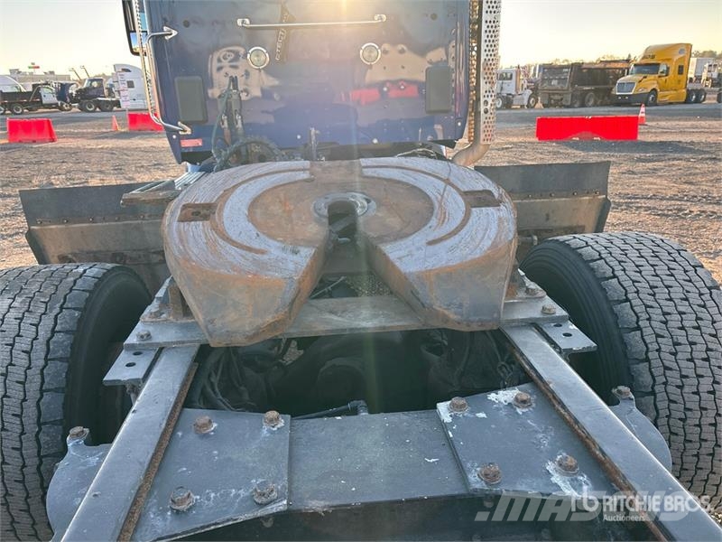 Kenworth T680 6x4 T/A Day Cab Truck Tractor Vilcēji