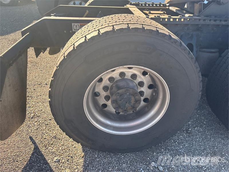 Kenworth T680 6x4 T/A Day Cab Truck Tractor Motrici e Trattori Stradali