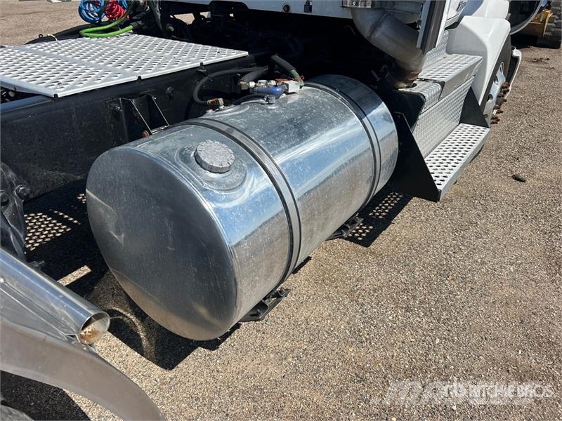 Kenworth T680 6x4 T/A Day Cab Truck Tractor Влекачи