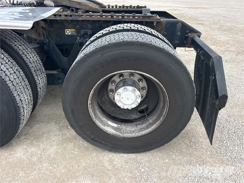 Kenworth T680 6x4 T/A Day Cab Truck Tractor Trekkvogner