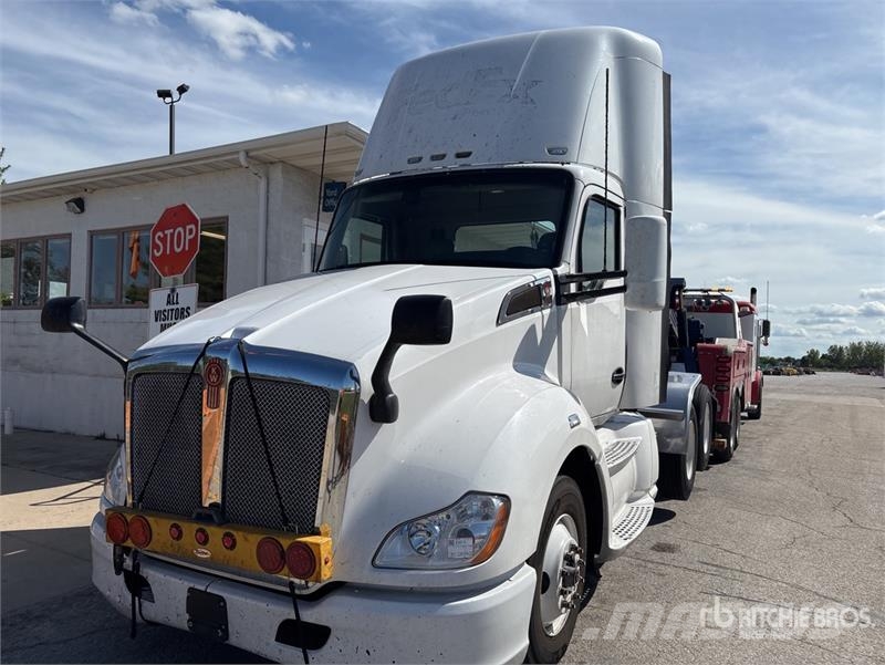 Kenworth T680 6x4 T/A Day Cab Truck Tractor Nyergesvontatók