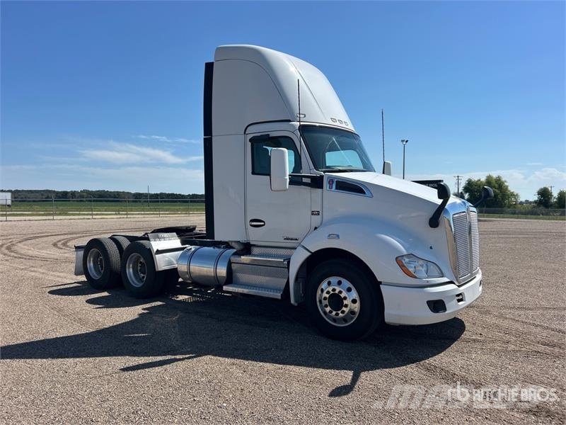 Kenworth T680 6x4 T/A Day Cab Truck Tractor Влекачи