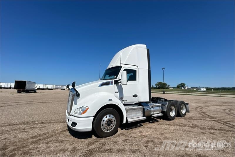 Kenworth T680 6x4 T/A Day Cab Truck Tractor Влекачи