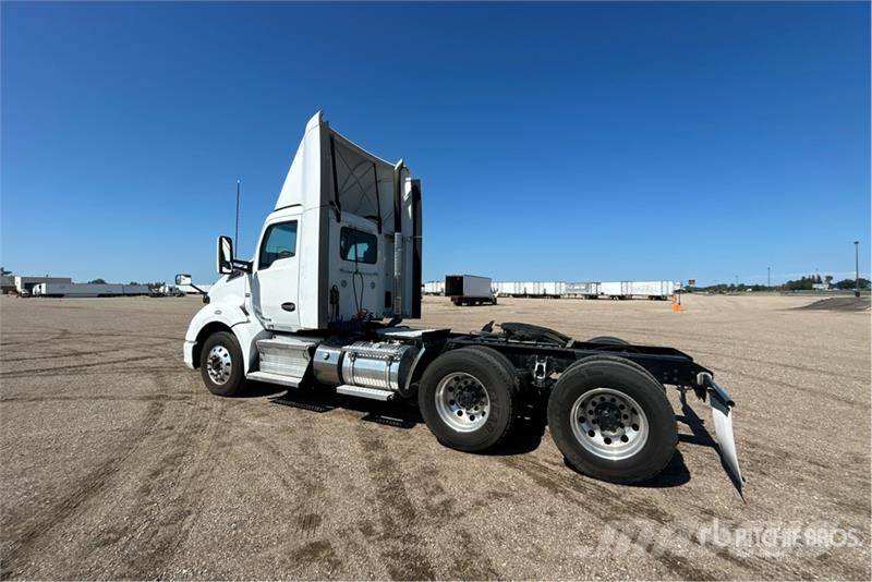 Kenworth T680 6x4 T/A Day Cab Truck Tractor Влекачи
