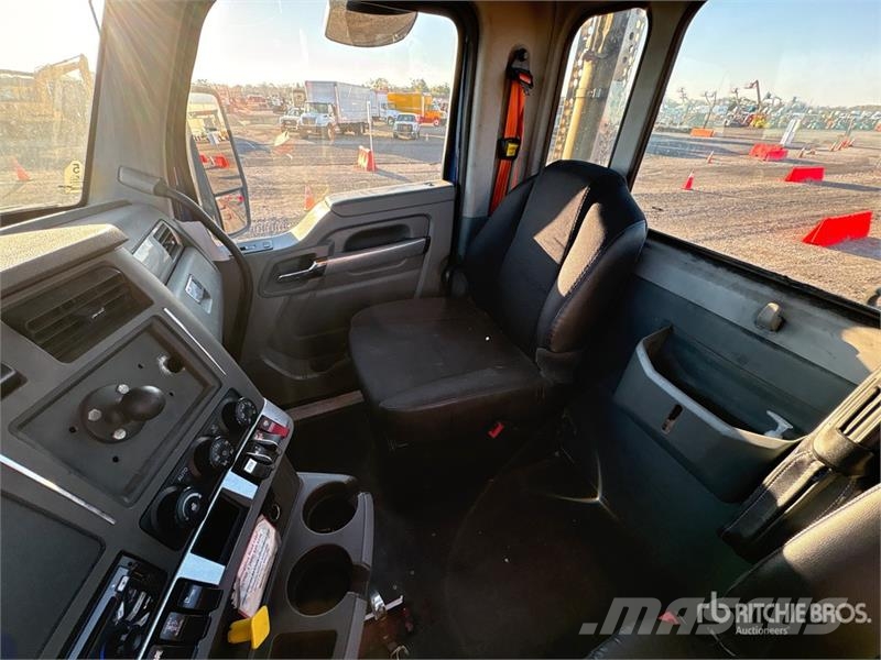 Kenworth T680 6x4 T/A Day Cab Truck Tractor Vilcēji
