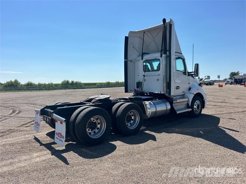 Kenworth T680 6x4 T/A Day Cab Truck Tractor Влекачи