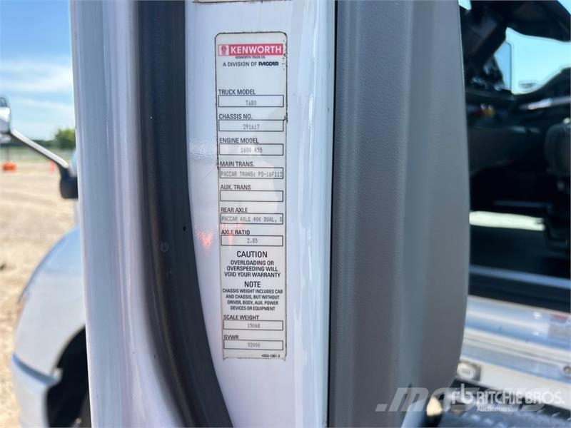 Kenworth T680 6x4 T/A Day Cab Truck Tractor Влекачи