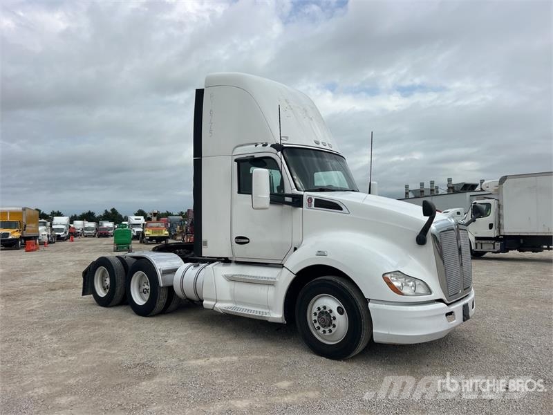 Kenworth T680 6x4 T/A Day Cab Truck Tractor Trekkvogner