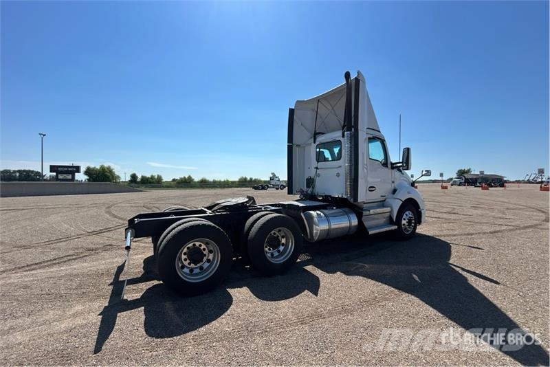 Kenworth T680 6x4 T/A Day Cab Truck Tractor Влекачи