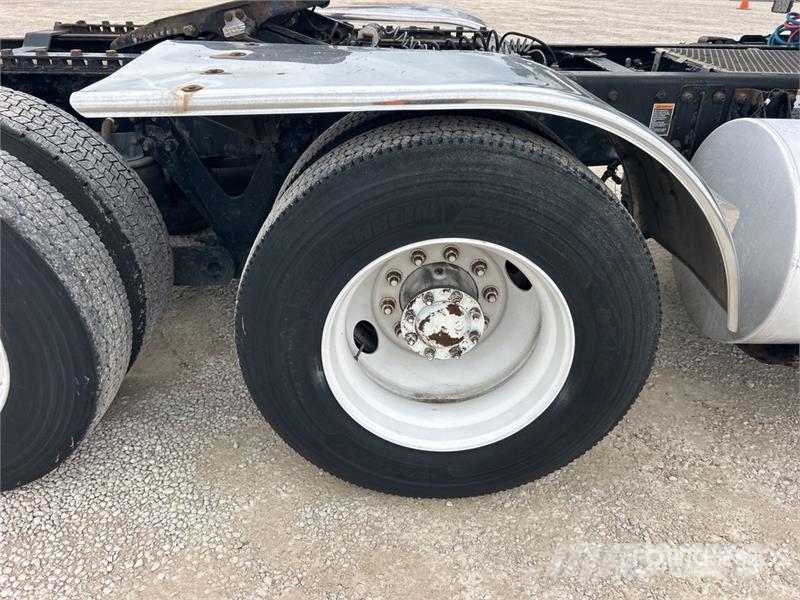 Kenworth T680 6x4 T/A Day Cab Truck Tractor Trekkvogner