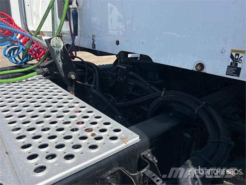 Kenworth T680 6x4 T/A Day Cab Truck Tractor Влекачи