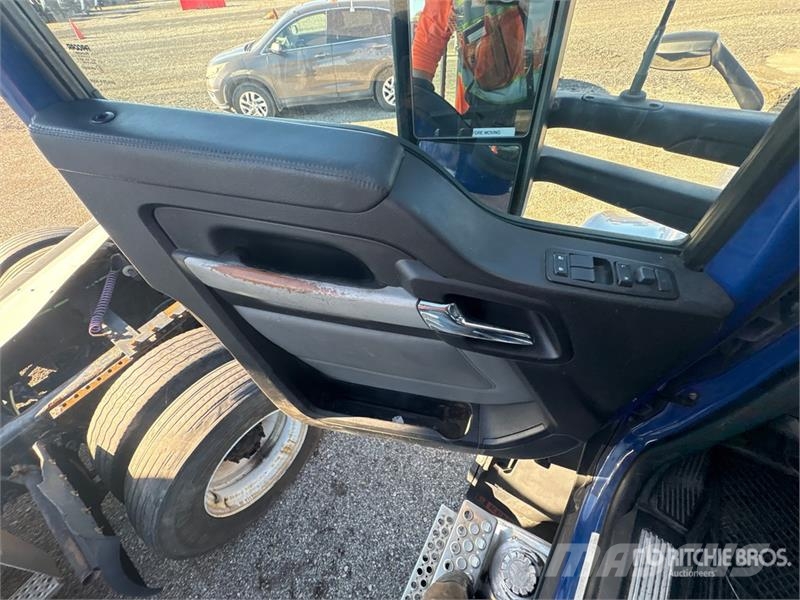 Kenworth T680 6x4 T/A Day Cab Truck Tractor Motrici e Trattori Stradali