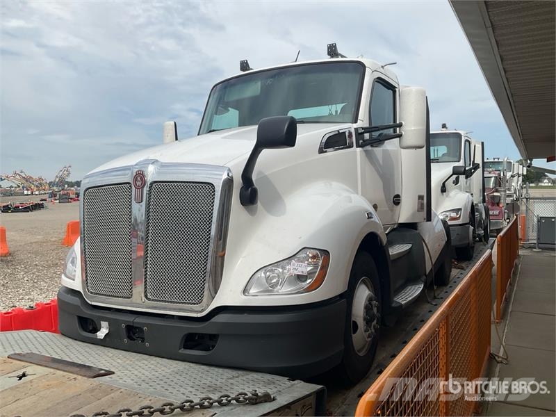 Kenworth T680 S/A Day Cab Truck Tractor Vlačilci