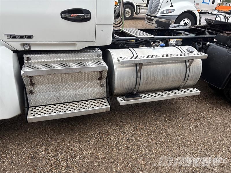 Kenworth T880 Тягачі