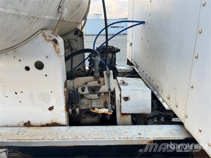 Kenworth W900 8x2 Mixer Truck Betonkeverők/Betonpumpák