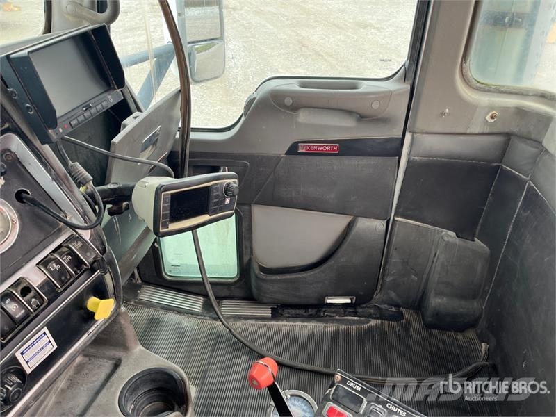 Kenworth W900 8x2 Mixer Truck Betonvedēji