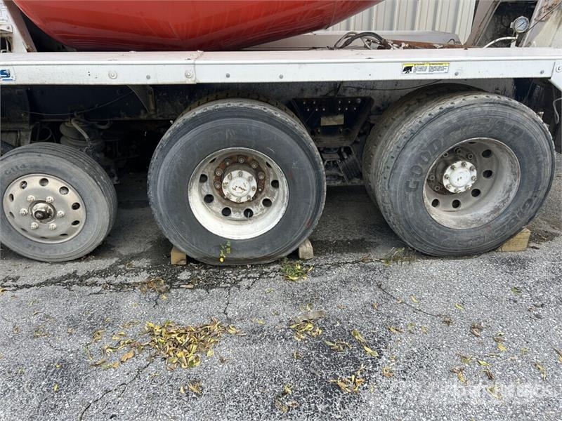 Kenworth W900 Mixer Truck (Inoperable) Betonvedēji