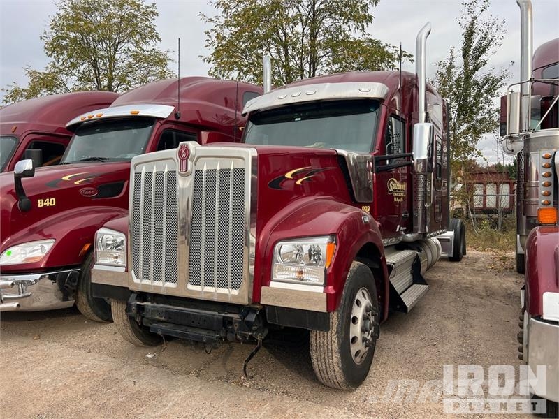 Kenworth W990 6x4 T/A Sleeper Truck Tractor (Inoperable) Cabezas tractoras