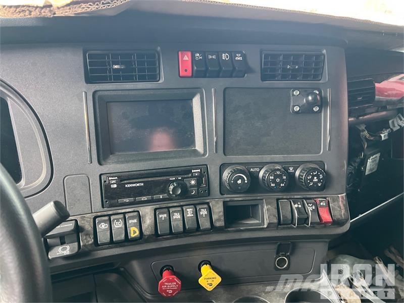 Kenworth W990 6x4 T/A Sleeper Truck Tractor (Inoperable) Cabezas tractoras
