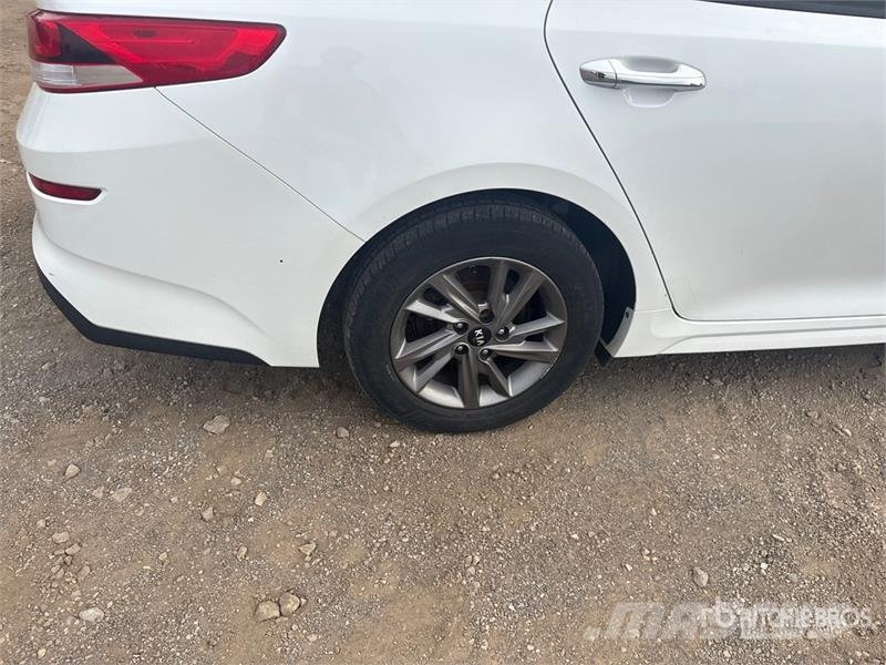 Kia Optima Автомобілі