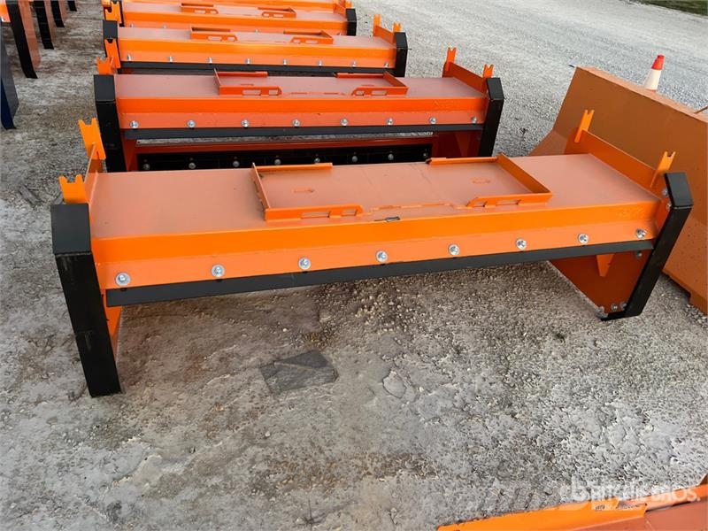  Kit Containers QT-SP-8-23-PB-SB 96 in Skid Steer S 刮雪板和犁