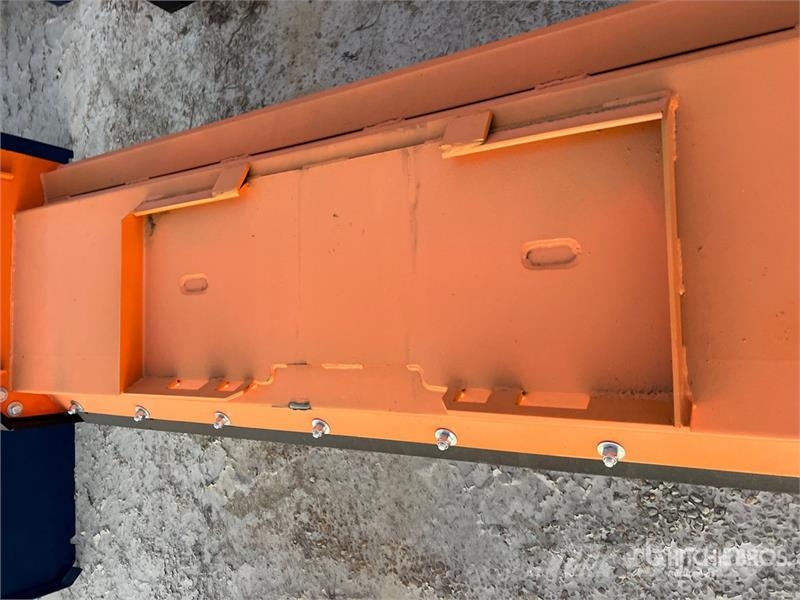  Kit Containers QT-SP-8-23-PB-SB 96 in Skid Steer S 刮雪板和犁