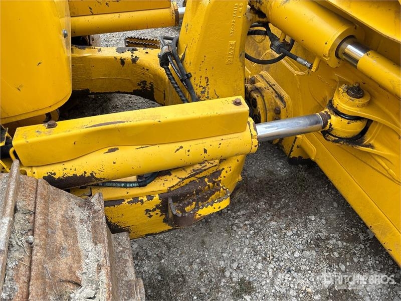 Komatsu D61PX-24 بلدوزرات مجنزرة